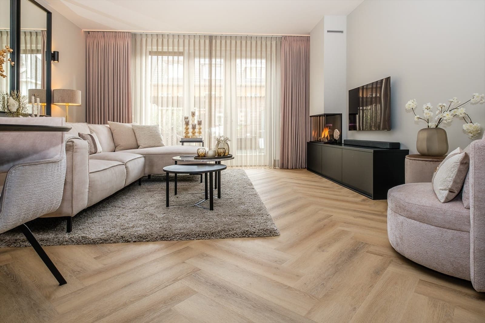Woonkamer met een visgraat pvc vloer, de afbeelding die de klant aanleverde