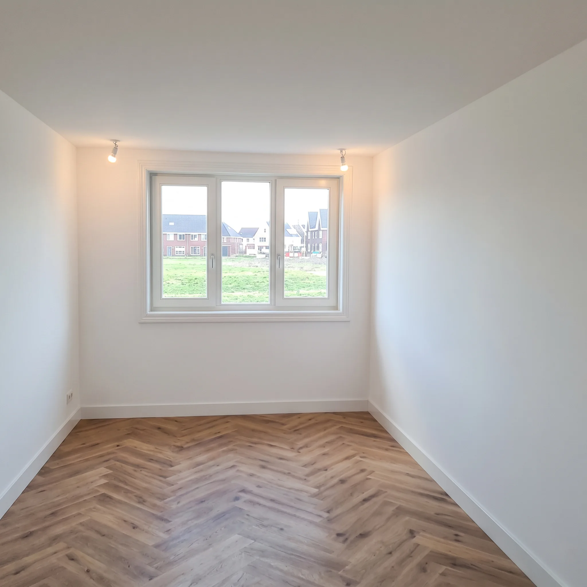 Dezelfde kamer strak wit gestuct en afgewerkt