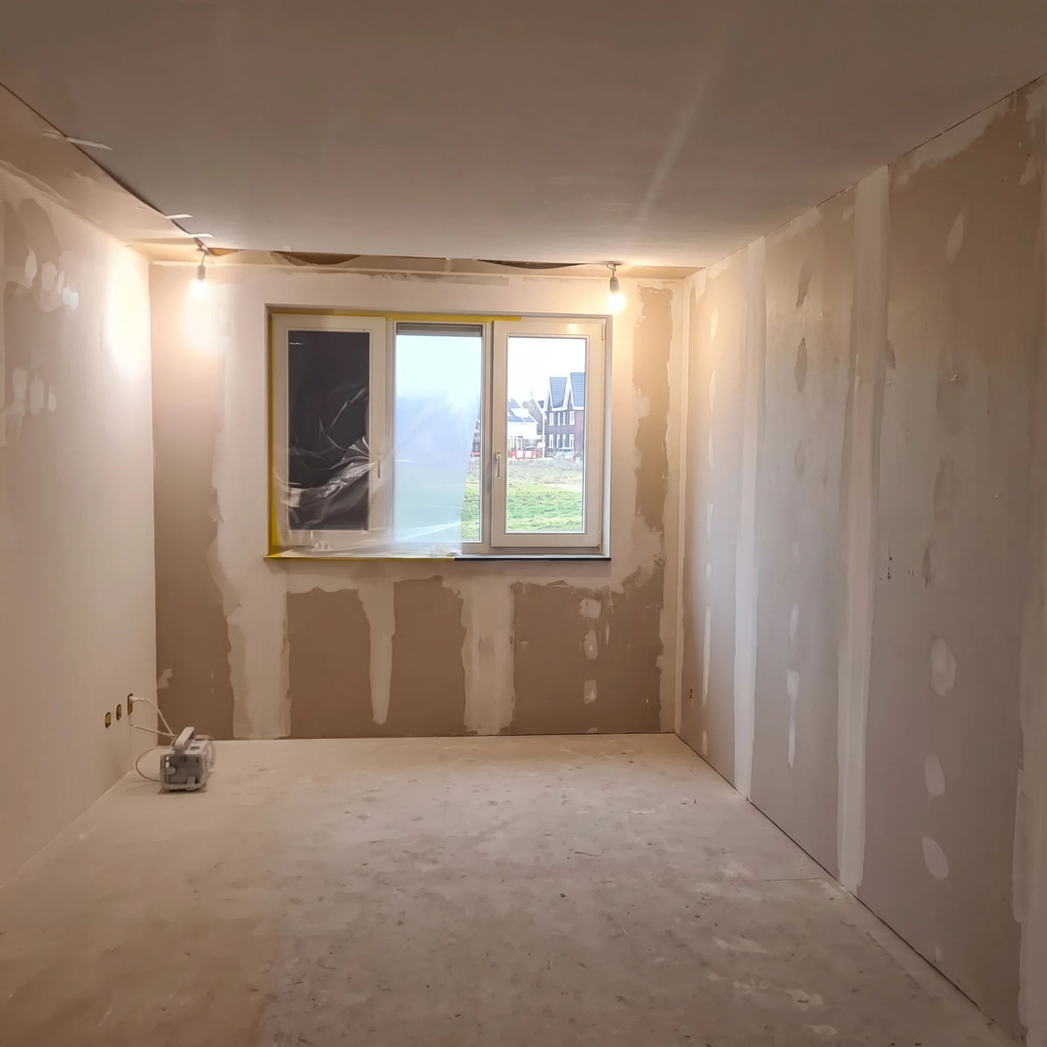 Kamer met ruwe gipswanden voor het stucwerk